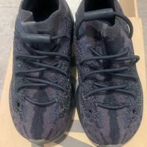 Toddler YEEZY BOOST 380 Adidas
Onyx
Size 8 1/2 K
